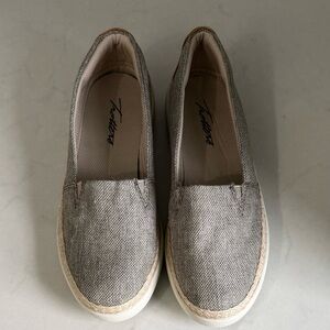 Trotters Women’s 6.5 M Accent Comfort Slip-on Canvas Loafer Sage Leather & Jute